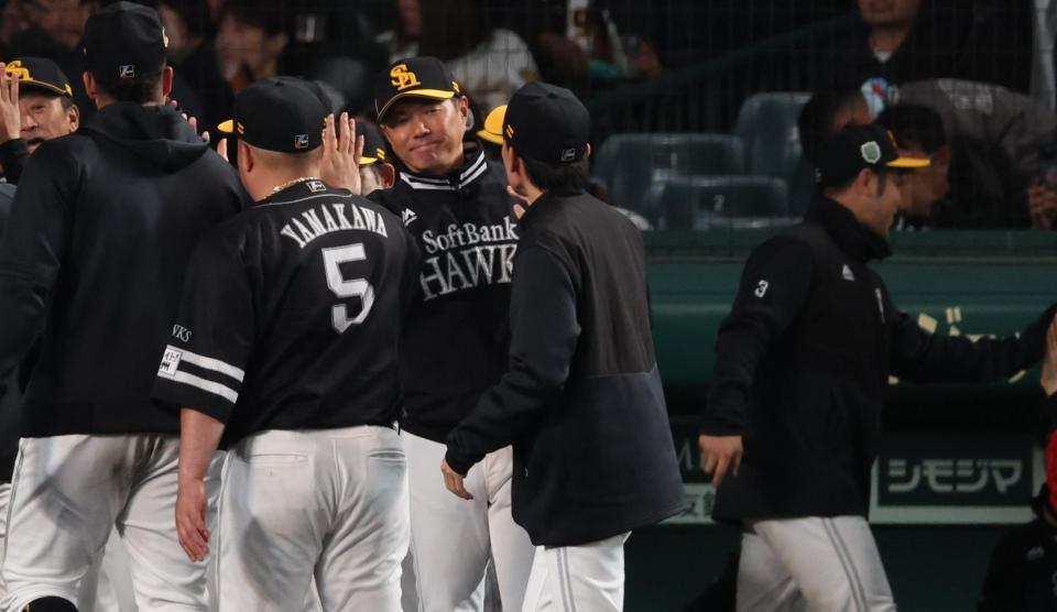 　ナインを迎える小久保監督（撮影・金田祐二）