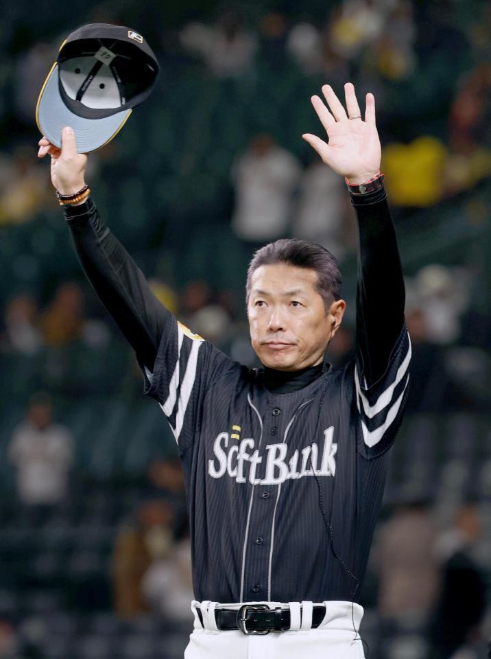 　試合後、ファンの声援に応える小久保監督