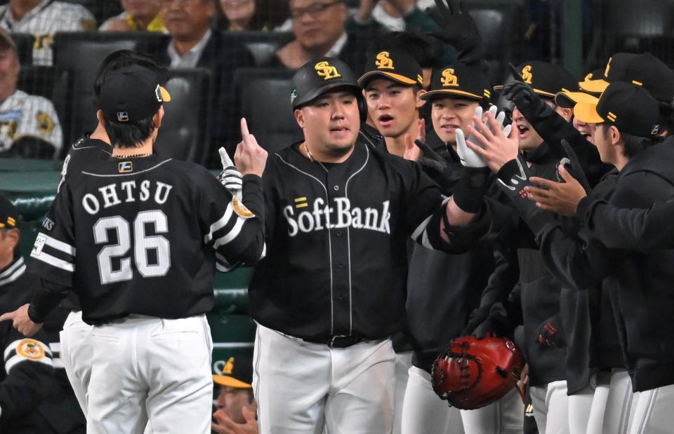 　２回、先制ソロを放ちナインとタッチを交わす山川（撮影・飯室逸平）