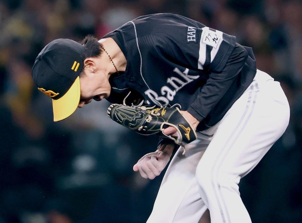 　３回、佐藤輝を中飛に打ち取り、雄たけびを上げる大津