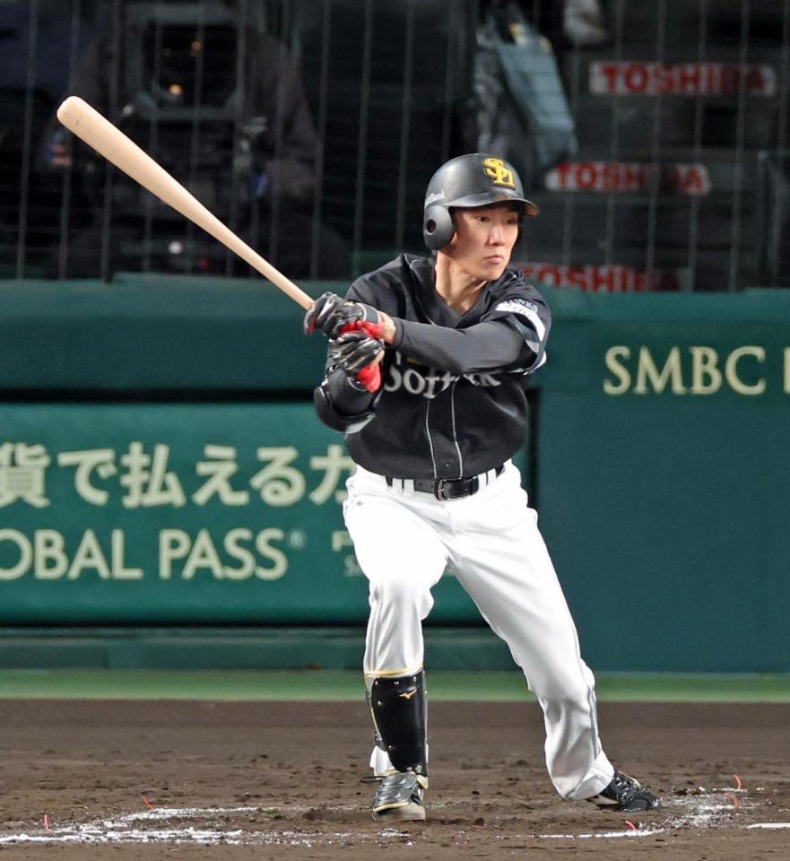 　３回、内野安打を放つ大津（撮影・立川洋一郎）