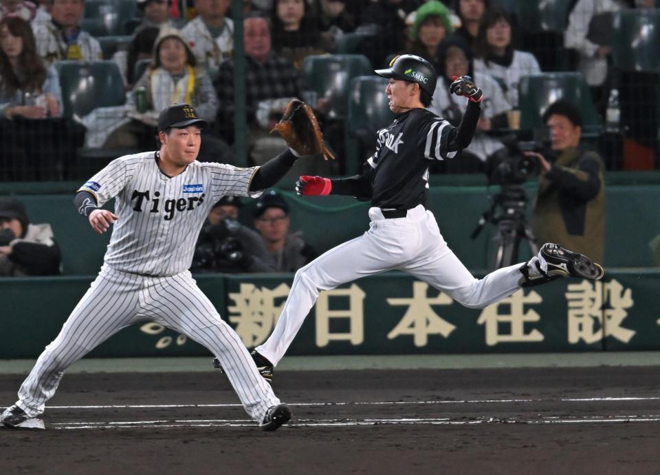 　３回、内野安打で出塁する大津（撮影・飯室逸平）
