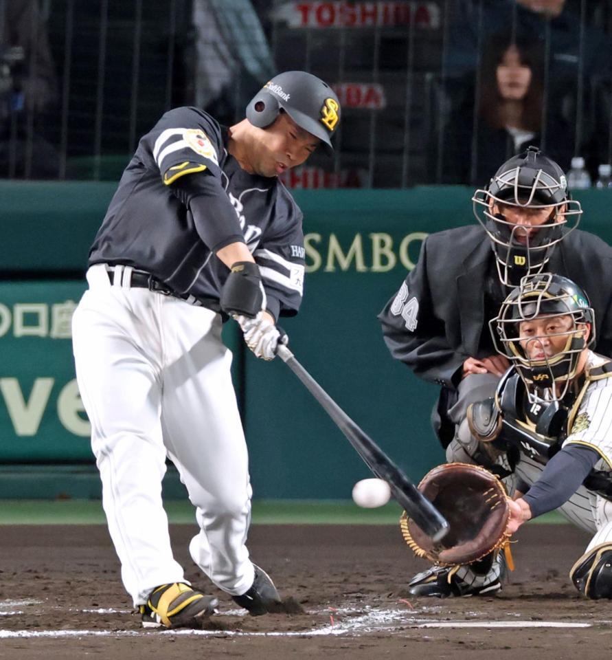 　６回、右前へ適時打を放つ代打・近藤（撮影・立川洋一郎）