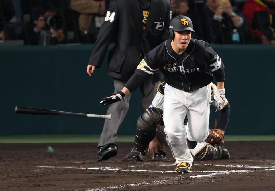 　６回、右前適時打を放つ代打・近藤（撮影・金田祐二）