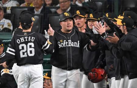 　２回、先制ソロを放ちナインとタッチを交わす山川（撮影・飯室逸平）