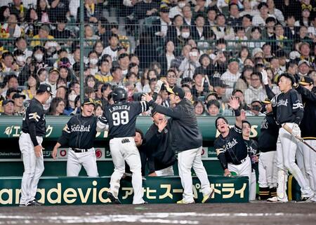 【写真】歓喜のソフトバンク　牧原大の手に「７」のユニホーム　ともに戦った証し