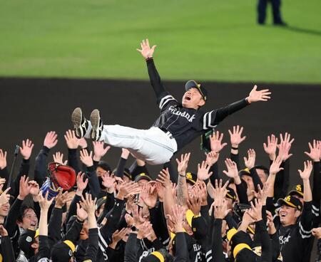 ソフトバンク・小久保監督　９度宙を舞う　５年ぶり１２度目の日本一で歓喜の胴上げ