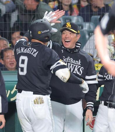 　８回、同点となる２ランを放った柳田（９）を迎える小久保監督（撮影・北村雅宏）