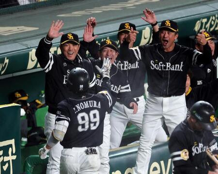 　１１回、勝ち越しソロを放った野村を迎える小久保監督（左）＝撮影・山口登