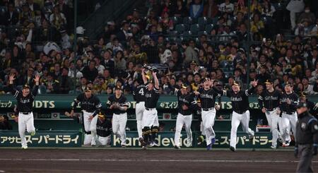 　歓喜のソフトバンクナイン（撮影・金田祐二）
