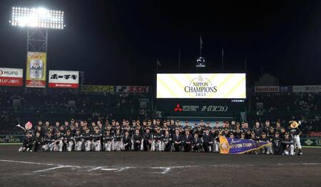 　記念写真に納まるソフトバンクナイン（撮影・北村雅宏）