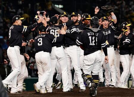 　阪神を破って日本一を決め、喜ぶ杉山（中央）らソフトバンクナイン