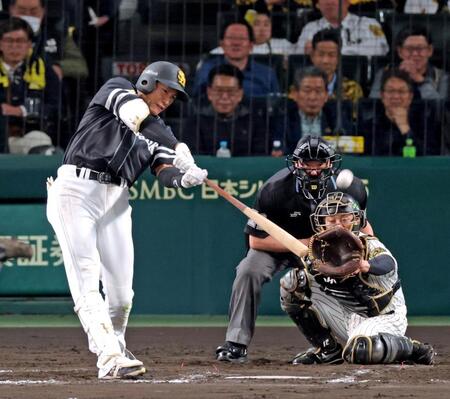 　８回、同点２ランを放つ柳田（撮影・立川洋一郎）