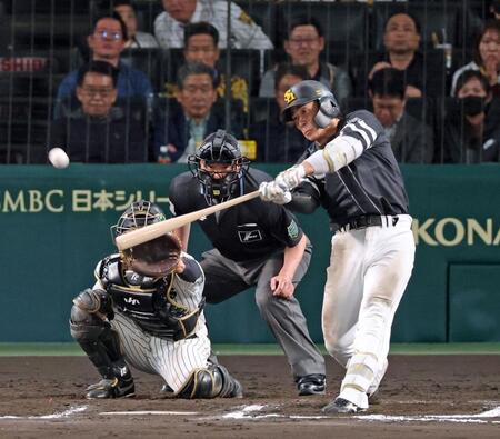 　１１回、右翼スタンドへ勝ち越しソロを放つ野村（撮影・立川洋一郎）