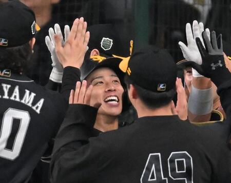 　１１回、野村は勝ち越しソロを放ち歓喜の生還（撮影・飯室逸平）