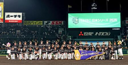 　日本一のペナントを掲げ記念写真に納まるソフトバンクナイン（撮影・北村雅宏）