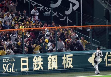 　８回、高寺は柳田のスタンドインする打球を見送る（撮影・山口登）