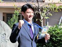 　指名あいさつを受け、笑顔でポーズをとる日本ハム３位の東海大・大塚