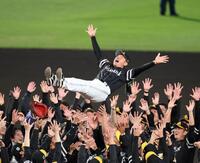 　日本シリーズを制し胴上げされる小久保監督（撮影・山口登）