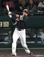 　８回、同点２ランを放つ柳田（撮影・飯室逸平）
