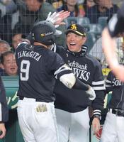 　８回、同点となる２ランを放った柳田（９）を迎える小久保監督（撮影・北村雅宏）