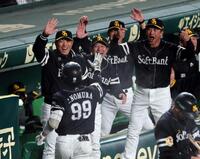 　１１回、勝ち越しソロを放った野村を迎える小久保監督（左）＝撮影・山口登