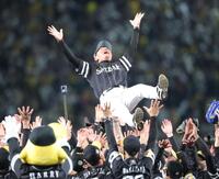 　日本一になり、胴上げされる小久保監督（撮影・西岡正）