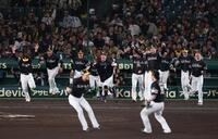 　日本シリーズを制覇しマウンドに駆け出すソフトバンクナイン（撮影・金田祐二）