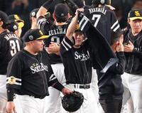 　胴上げの輪の中で中村のユニホームを掲げる牧原大（撮影・立川洋一郎）