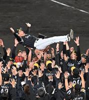 　日本一を決め、胴上げされる小久保監督（撮影・西田忠信）