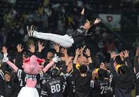 　日本一を達成し、胴上げされる小久保監督（撮影・北村雅宏）
