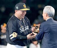 　ＭＶＰに選ばれ、表彰される山川