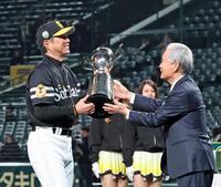 　日本一のトロフィーを受け取り笑顔を見せる小久保監督（左）＝撮影・北村雅宏