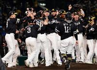 　阪神を破って日本一を決め、喜ぶ杉山（中央）らソフトバンクナイン