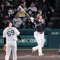 　８回、左越えに同点２ランを放つ柳田。投手石井