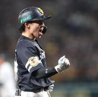 　１１回、勝ち越しソロを放ち、ガッツポーズで生還する野村（撮影・西岡正）