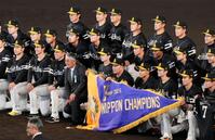 　日本一に輝き、記念写真に納まる小久保監督（前列左から３人目）らソフトバンクナイン