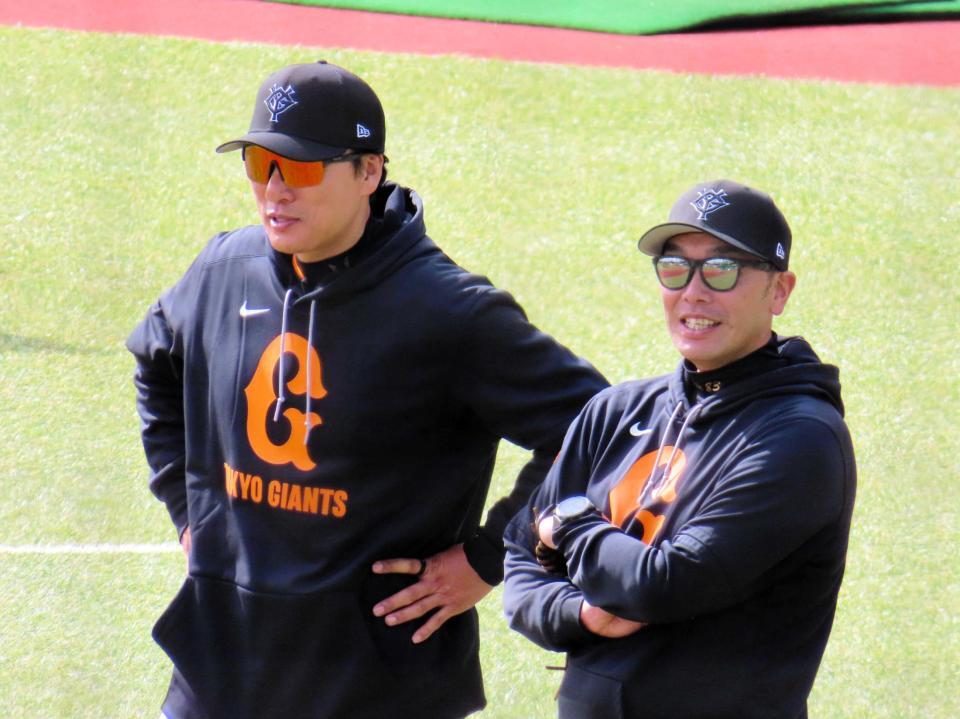 　秋季キャンプで選手の動きを見守る阿部監督（右）とイ・スンヨプ臨時コーチ