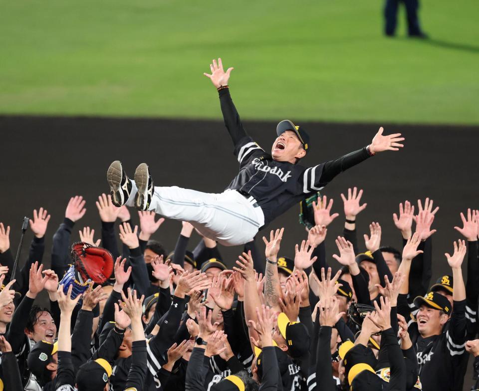 　日本シリーズを制し胴上げされる小久保監督（撮影・山口登）