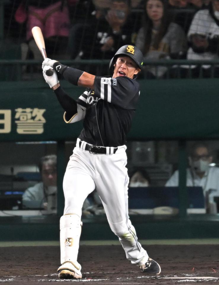 　８回、同点２ランを放つ柳田（撮影・飯室逸平）