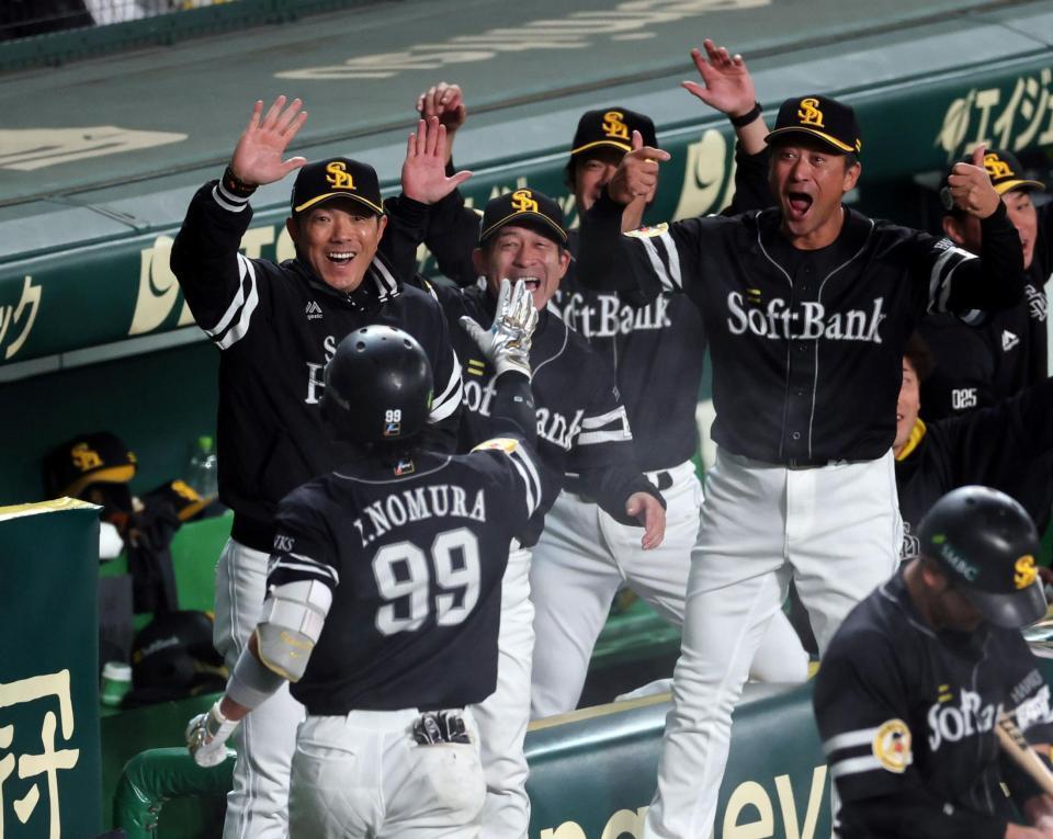 　１１回、勝ち越しソロを放った野村を迎える小久保監督（左）＝撮影・山口登