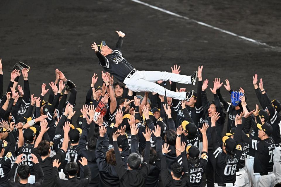 　日本一を決め、胴上げされる小久保監督（撮影・西田忠信）