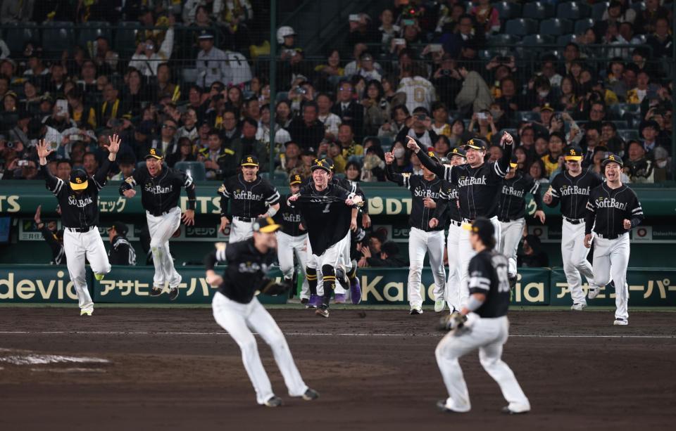 　日本シリーズを制覇しマウンドに駆け出すソフトバンクナイン（撮影・金田祐二）