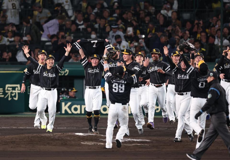 　日本シリーズを制覇しマウンドに駆け出すソフトバンクナイン（撮影・金田祐二）
