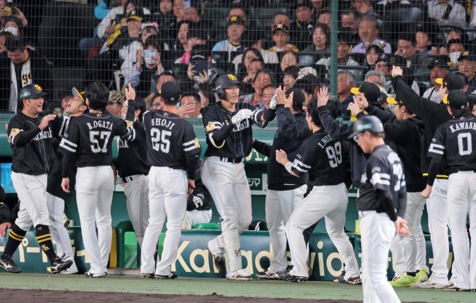 　８回、同点２ランを放ち、ナインに迎えられる柳田（中央）