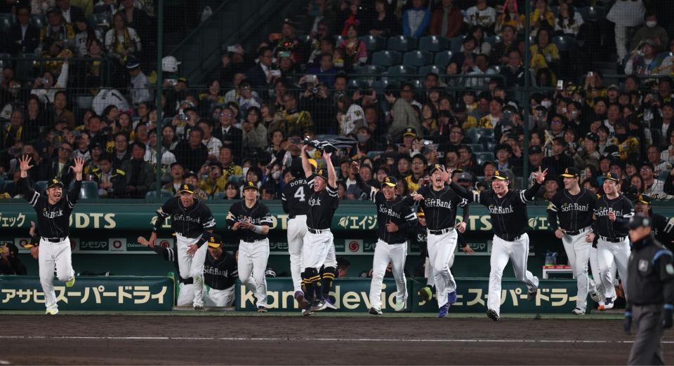 　歓喜のソフトバンクナイン（撮影・金田祐二）