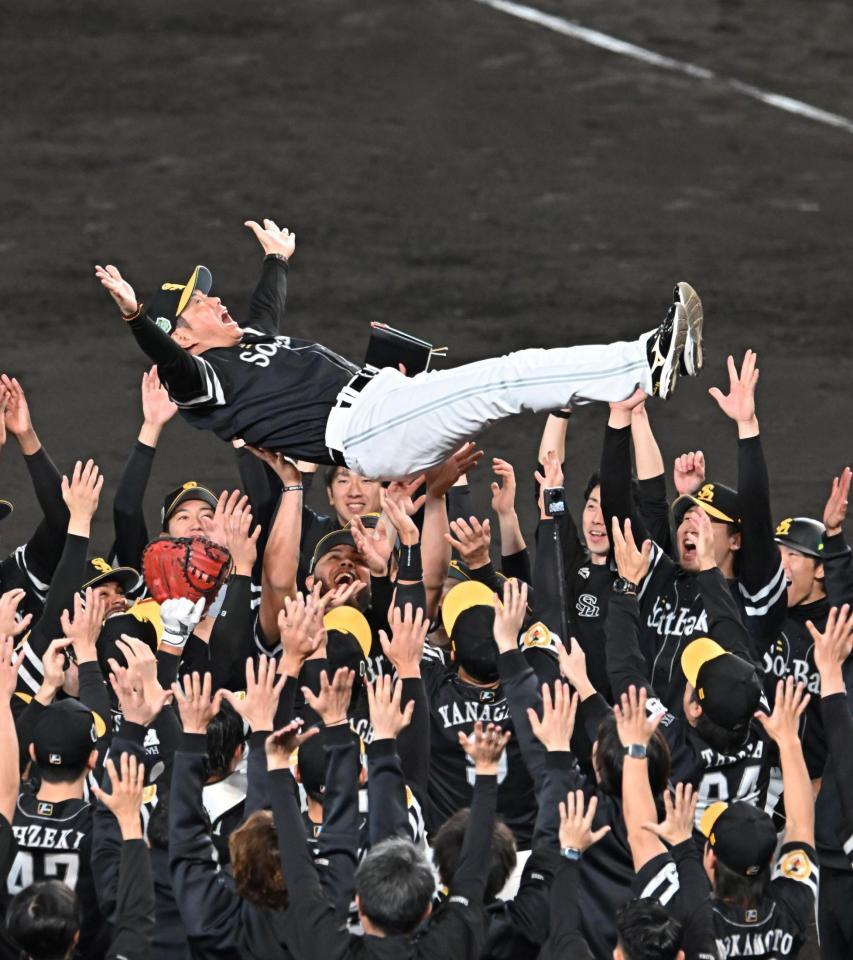 　日本一を決め、胴上げされる小久保監督（撮影・西田忠信）