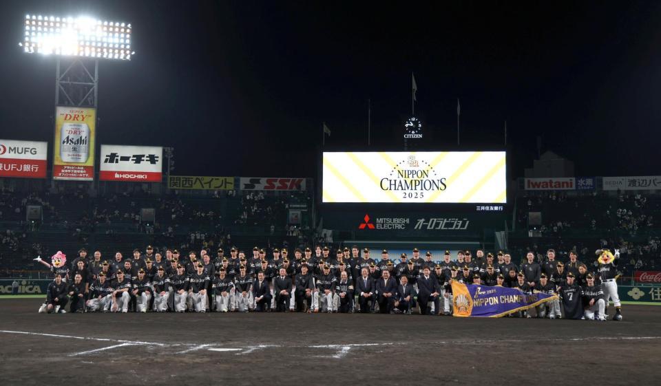 　記念写真に納まるソフトバンクナイン（撮影・北村雅宏）
