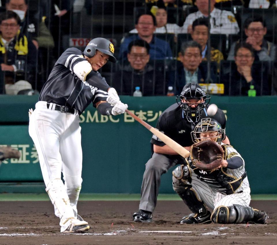 　８回、同点２ランを放つ柳田（撮影・立川洋一郎）