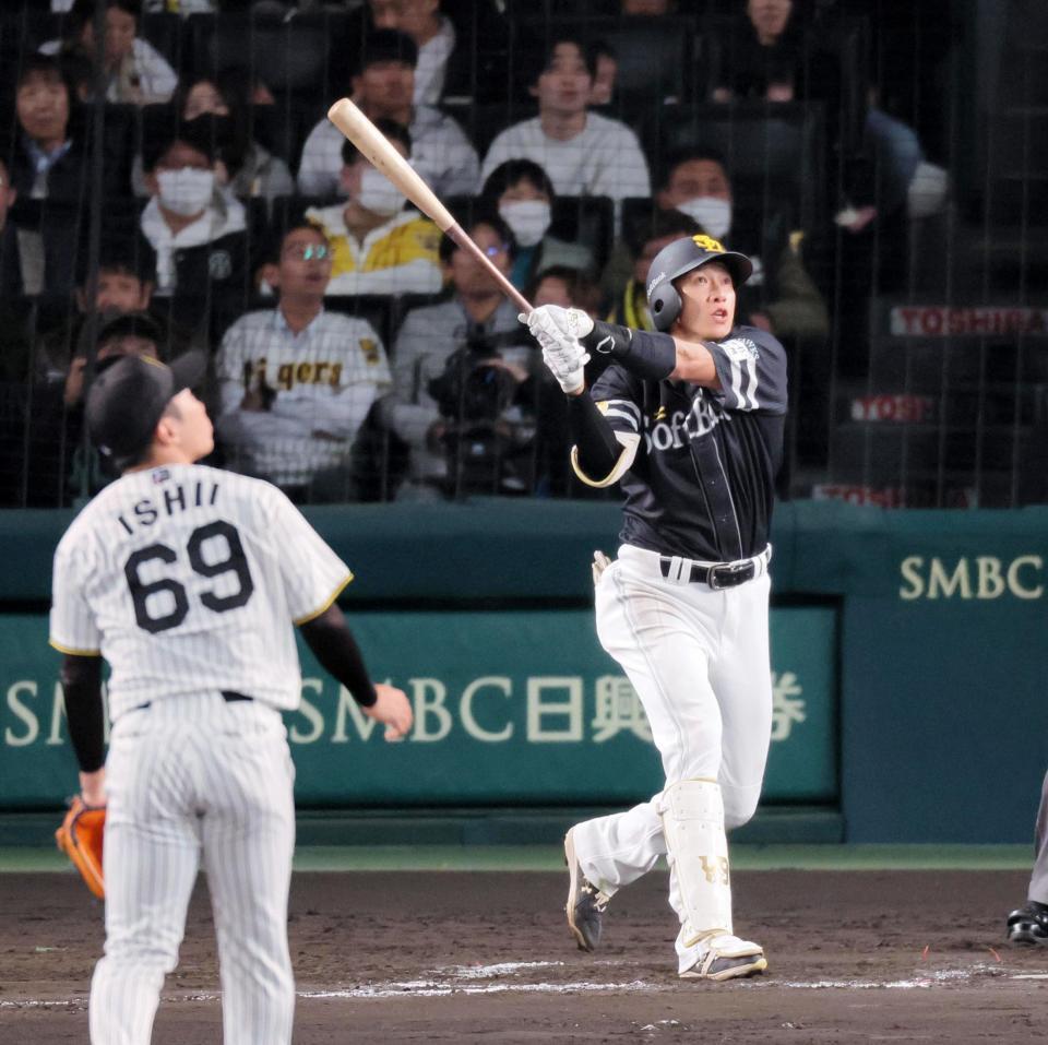 　８回、左越えに同点２ランを放つ柳田。投手石井